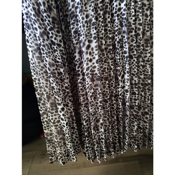 SOLD! Leopard Print Pleated Midi Skirt Small - Picture 4 of 5